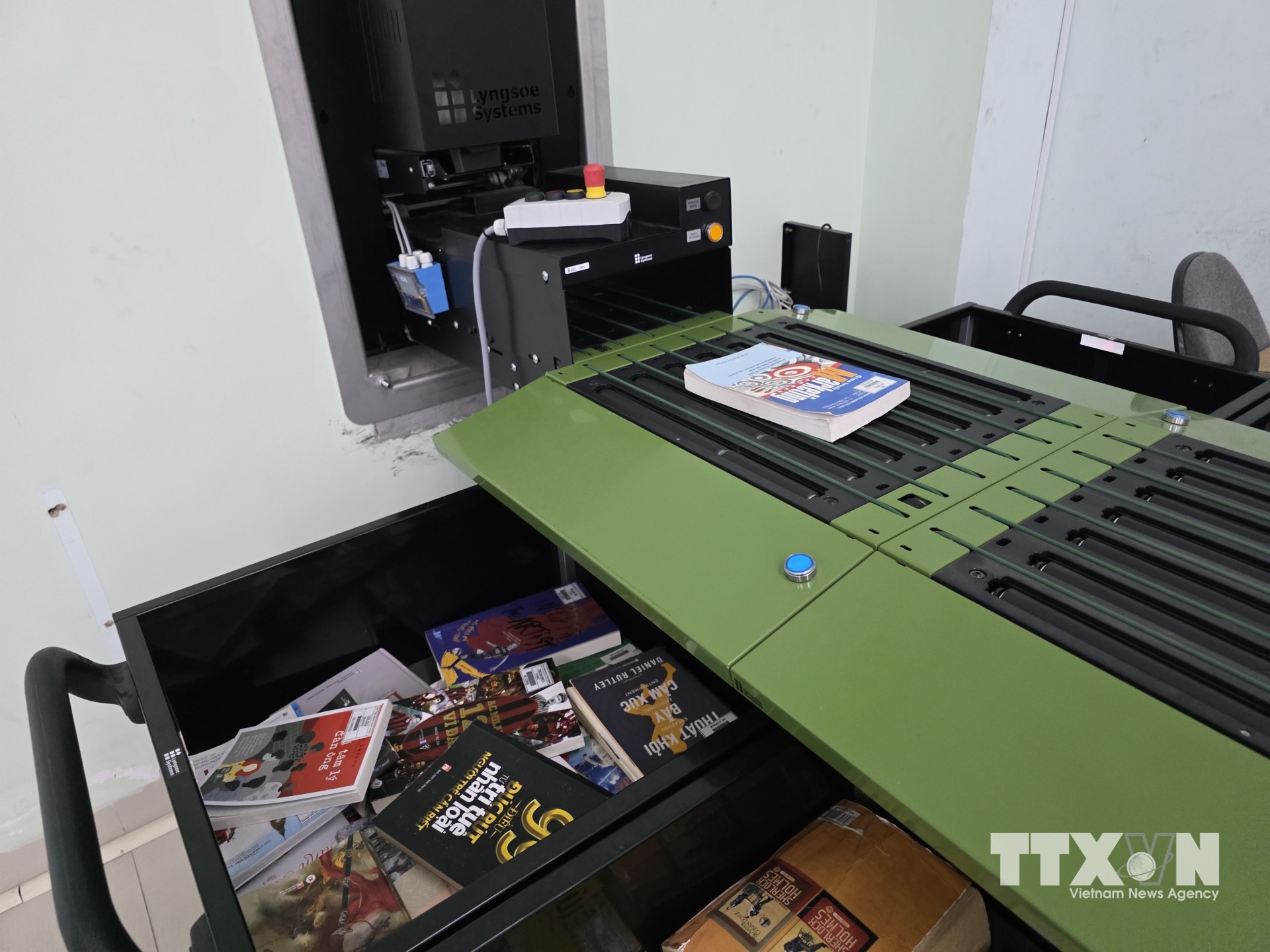 Hệ thống thiết bị tự động tiếp nhận, xử lý sách trả tại Thư viện Đà Nẵng, góp phần hiện đại hóa quy trình lưu thông tài liệu. (Ảnh: Trần Lê Lâm/TTXVN)